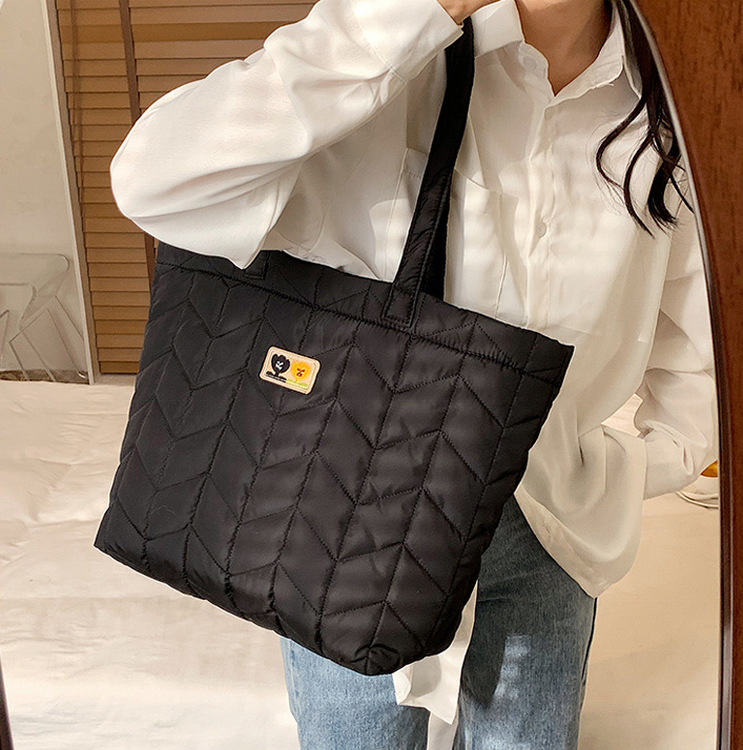 ロゴ付き特大カスタムパファーバッグファッション軽量ショルダーキャリーキルトパファートートバッグ女性用